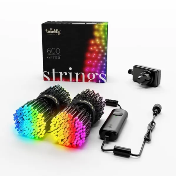 Twinkly Strings - 600 RGB LED diod ovládaných aplikací. 48 metrů. Černý kabel.